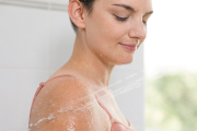 Une femme dans une douche des thermes Avene