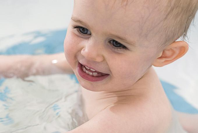 Un bébé dans l'eau