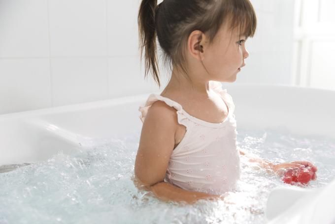 Un enfant dans un bain