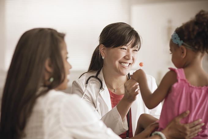 Image d'un medecin qui rigole avec un enfant