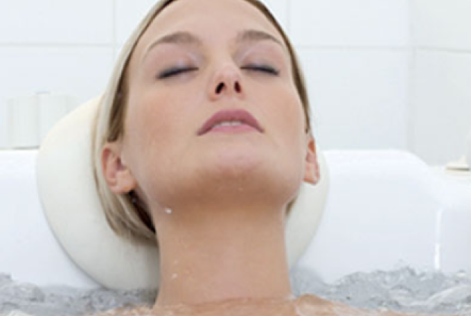 Une femme qui se repose dans un bain relaxant