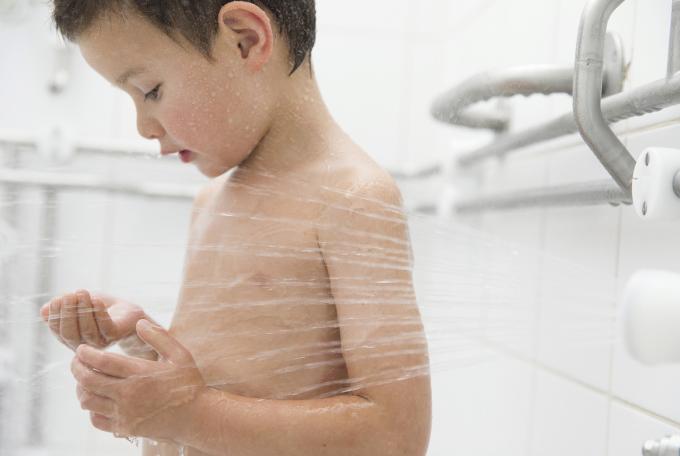 enfant sous la douche