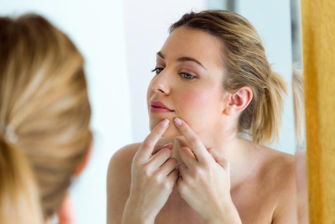 reflet d'une femme perce ses boutons