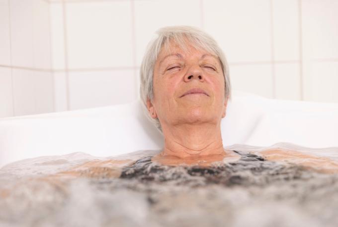 Curiste Femme dans bain