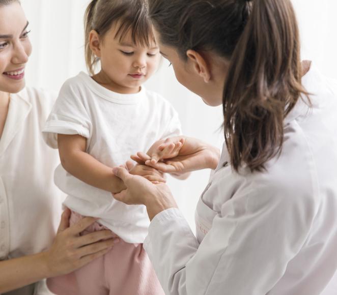 Infirmière soignant un enfant