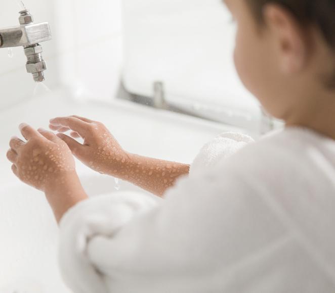 Une personne qui se lave les mains
