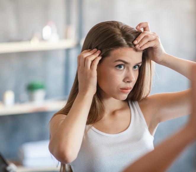 femme se touchant la tête