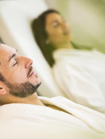 deux personne qui sont au spa