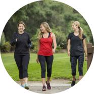 3 femmes faisant de la marche à pied