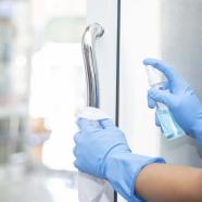 Personne qui nettoie une porte