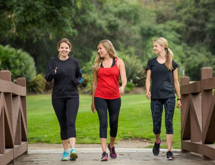 femmes qui marchent